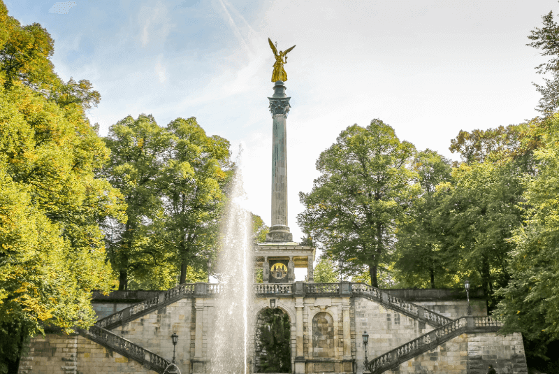 Frontalansicht Friedensengel München, grüne Bäume links und rechts